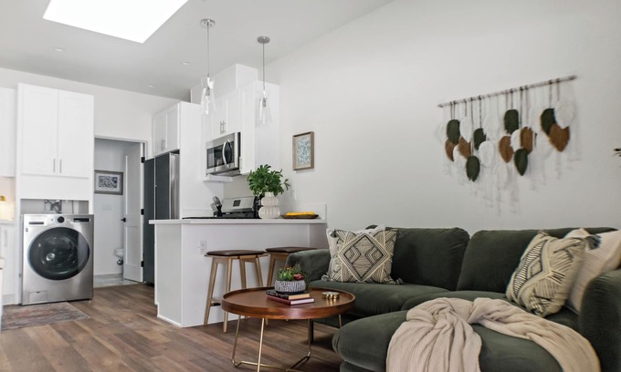 Willmore Apartment | All New Apt Mins Beach, Downtown & Convention Ctr
