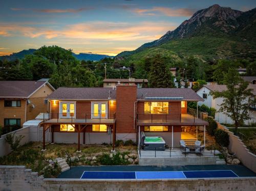 Olympus Cove Villa | All-New Luxe Stay Views, Sauna & Hot Tub villa