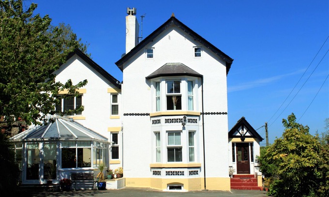 Tyn-y-Gongl House | All rooms ensuite, large sociable spaces, good location, games room, sea views