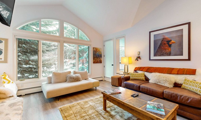 Edwards Condo | All-season condo near ski lifts & golf course with fireplace, pool, & hot tub