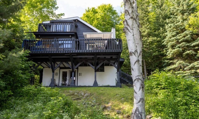 Huntsville Cottage | All season Cottage with 3 decks + sun room