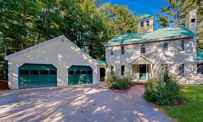 Birch Hill House | All Seasons Mountain Retreat: Centrally located for hiking, skiing & shopping