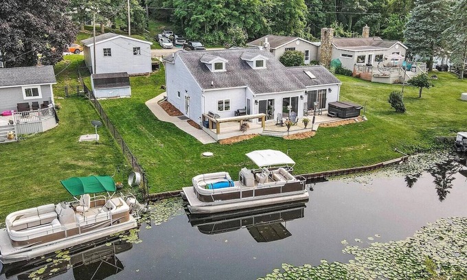 Horton House | All Sports Big Wolf lake house that sleeps 12!