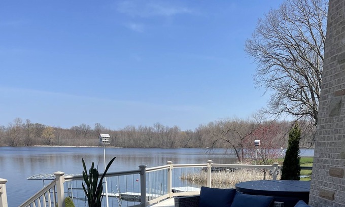 Whitmore Lake House | All sports Lakefront home 11 min. from downtown Ann Arbor
