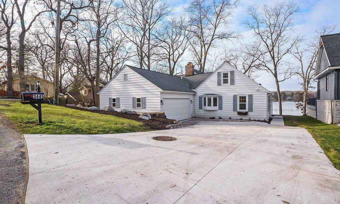 Drayton Plains House | All-sports Maceday Lake relaxing retreat. Recently updated & fully furnished!