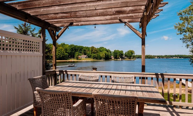 Traverse City House | All Sports Silver Lake/Hot Tub/Kayaks/Game room