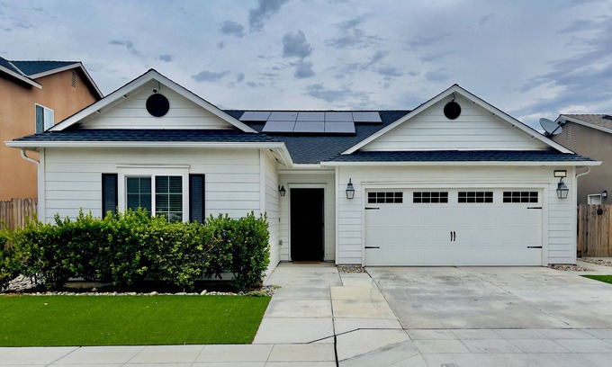 Raisin House | All The Comforts Of Home - Safe & Quiet Neighborhood - 2 Car Garage