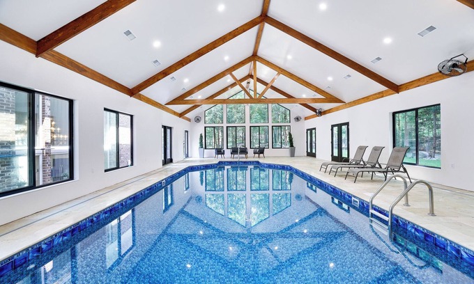 Bushkill House | All Year Indoor Pool & Sauna ~ Hot Tub ~ Fire Pit ~ Game Room ~