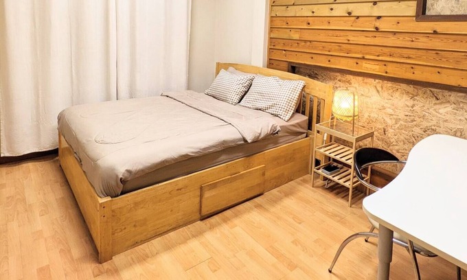 Phlabphla House | All you can need private room with king bed perfect for long stay in Bangkok