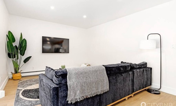 Southwest Edmonton House | Allendale. Sleeps 6. 1 King 2x DBL. 1GB. 5 MIN UOFA.