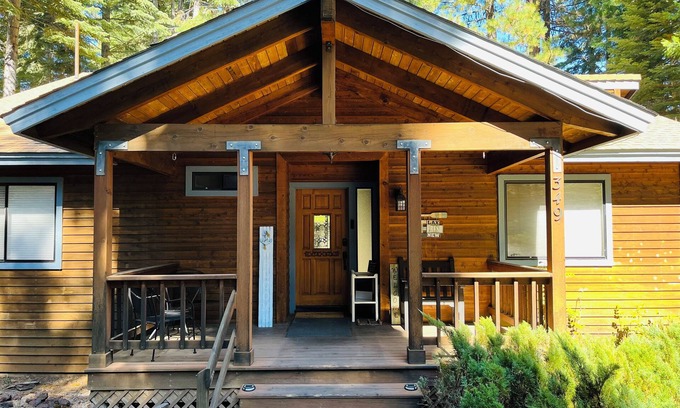 Lake Almanor West House | Almanor Oasis with Golf Course View
