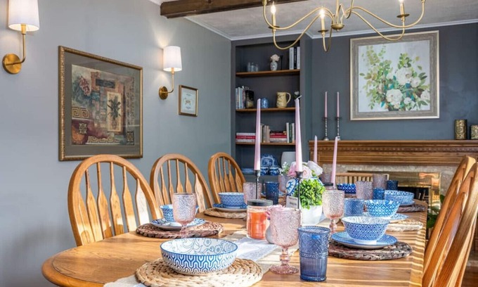 Jenison House | Almar · English Charm, 4beds, 3bath, Host 8+king and Queen