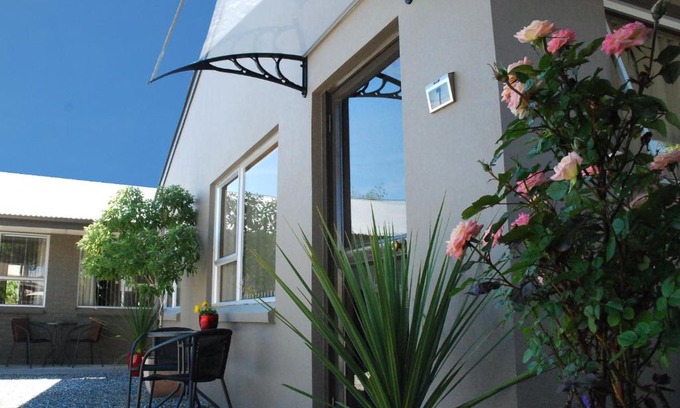 Alexandra Hotel | Almond Court Motel