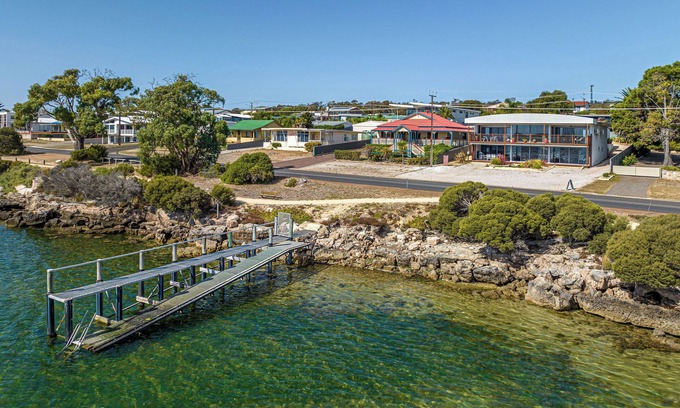 Lake Wangary Apartment | Almonta Apartments on the Waterfront (B)
