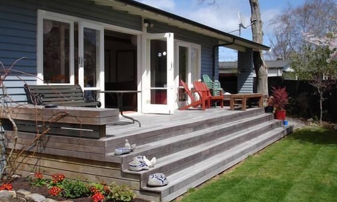 Wharewaka Cottage | Almost lakefront small cosy cottage
