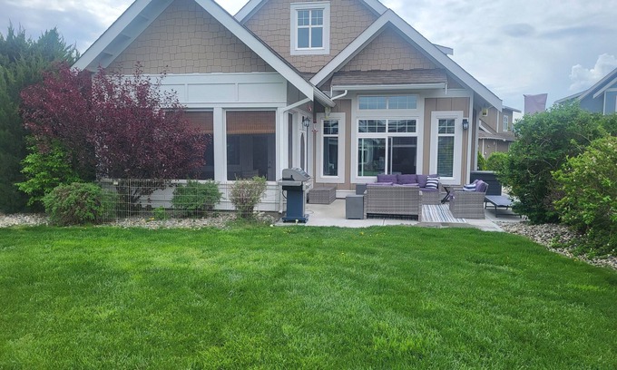 Okanagan-Similkameen House | Almost beachfront and near the pools. Mild winters and close to a ski hill!