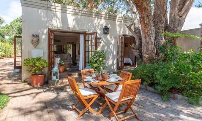 Cape Town Apartment | Aloe Cottage on private estate with access to walking trails of Constantia