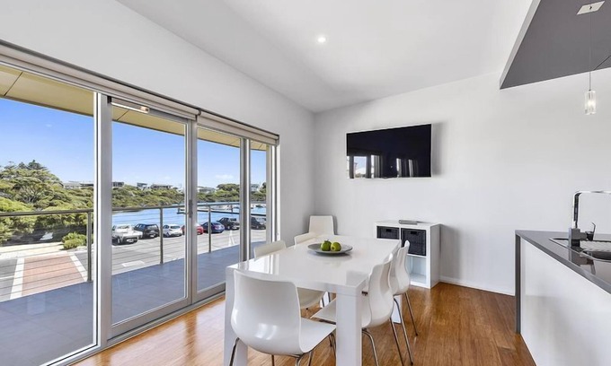 Waterhouse Apartment | Aloha Marina Apartment 3
