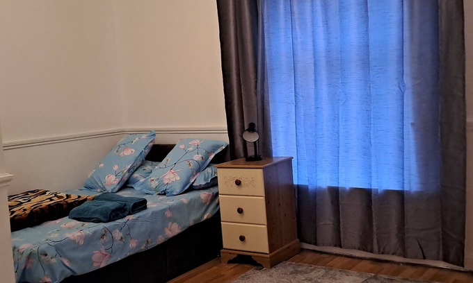 Droylsden House | ALOJA LUXURY PLACE. is located in a serene environment in Manchester U.K,n