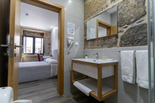 Castelo Branco House | ALOJAMENTO GIRASSOL - Guest House - Quarto com casa de banho privativa