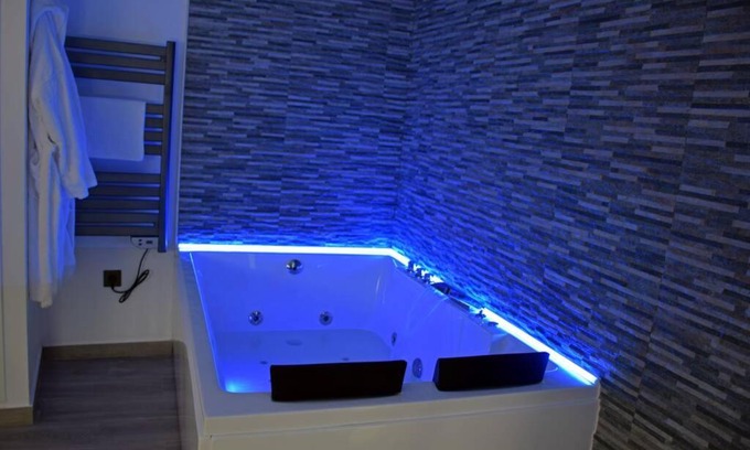 Benalup-Casas Vieja Apartment | Alojamientos Lola, Suite con jacuzzi