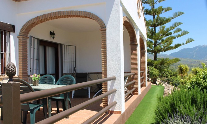 Vinuela House | Alojamientos Huetor