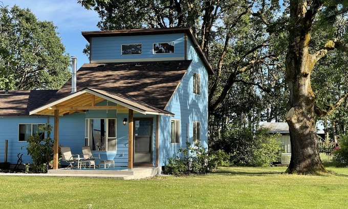West Stayton Apartment | Alpaca Farm Retreat