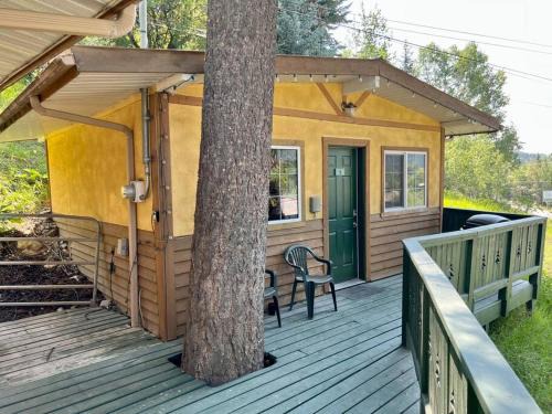 Golden Apartment | Alpenrose , hottub, Big Deck, Mountain Views