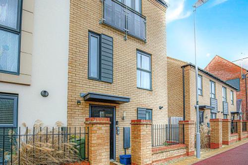 Milton Keynes House | Alpha Properties 1 - Luxury One Bedroom within a Shared Four Bedroom House with Free Parking, Fast Wifi, SmartTV with Netflix