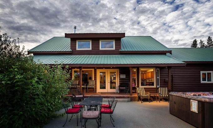 Plain House | Alpine Acres Lodge