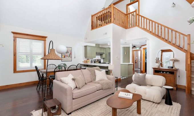 The Blue Mountains Condo | Alpine Chic: Mountain Views + Free Shuttle to Village!