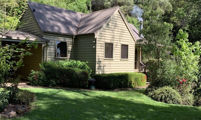 Harrietville Cottage | Alpine Delux Cottage, 8 acres of magnificent garden on the Ovens River.