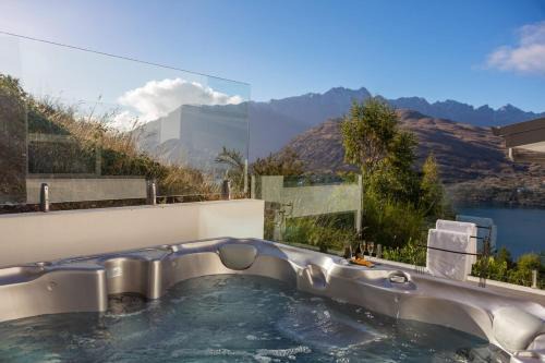 Queenstown Villa | Alpine Edge Villa- AC- Free Parking- Hot Tub- BBQ