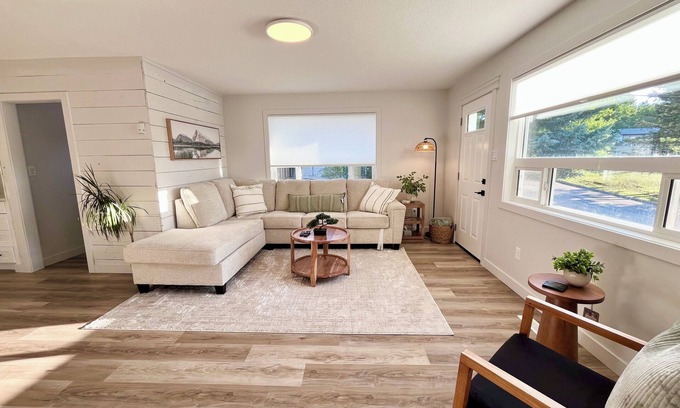 Hinton House | Alpine Escape-Completely Renovated Home, 20 minutes from Jasper Park Gates