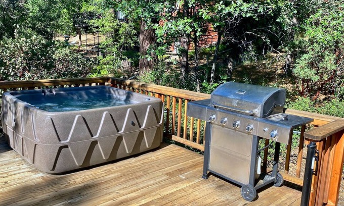 Idyllwild Cabin | Alpine Lodge: Hot Tub, Walk to Town, Mountain Views