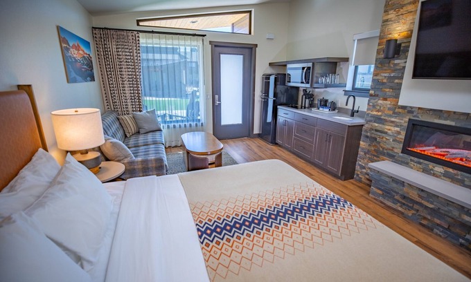 Mammoth Lakes Hotel | Alpine Room w/Private Parking, Steps from Adventure & Mammoth Ski Shuttle Stop