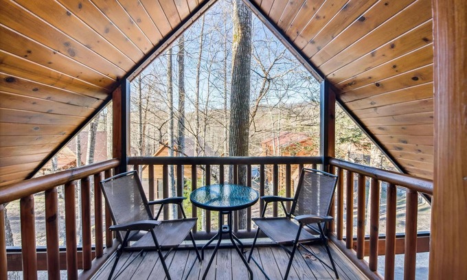 White Oak Lodge Cabin | Alpine Spirit - Smoky Mountain Family Fun!