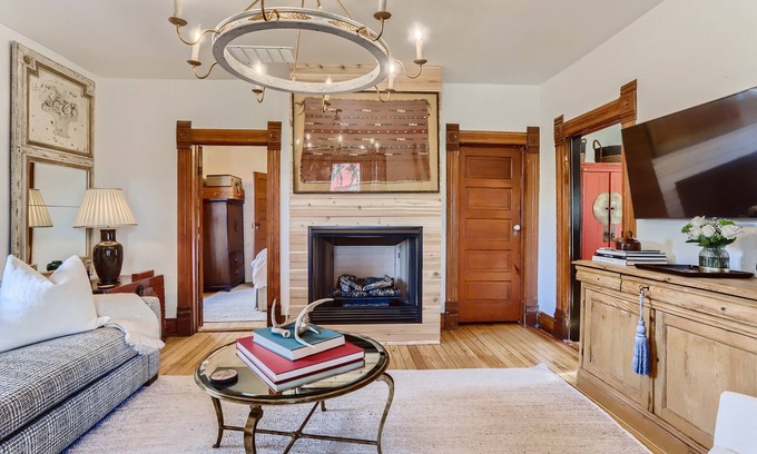 Lyons House | Alpine Victorian Vacation Rental
