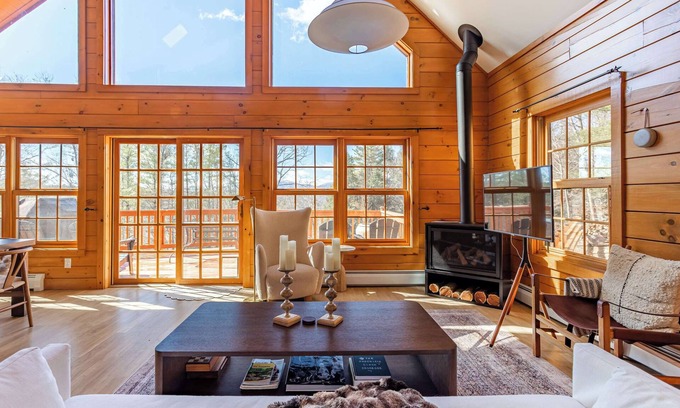 Prattsville Ski Chalet | Alpine View: Rustic Charm, Mountain Views & Sauna