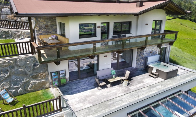 Emberg Ski Chalet | Alpinloft Goldsun - SKI in/SKI out, Sauna-Jacuzzi - by "wachterhof"