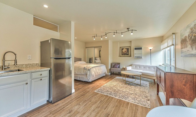 Monterey Apartment | "Alta Mesa Oaks" 5 min to downtown Monterey-Beach Private studio WiFi-TV