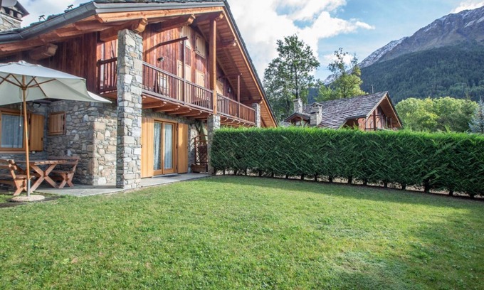 Dolonne Ski Chalet | ALTIDO Big Flat for 6 w/Backyard and parking in Courmayeur