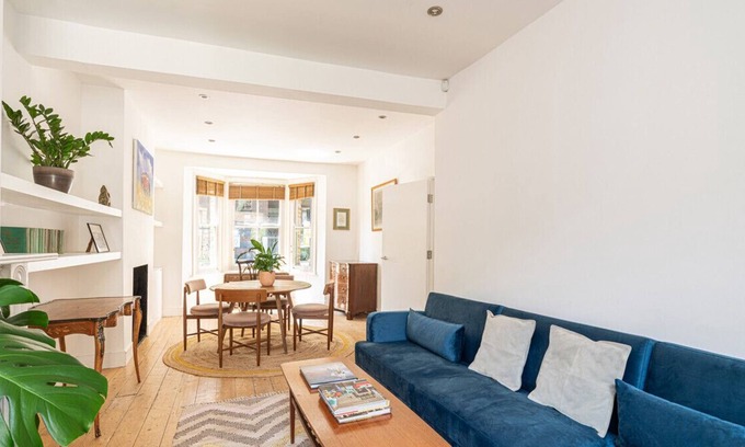 Notting Dale House | ALTIDO Picturesque 4-bed house w/ patio