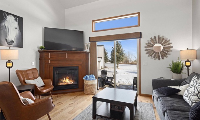 Red Lodge House | Altitude Adjustment - on golf course, less than 15 minutes to ski, WiFi, dog friendly, hot tub.