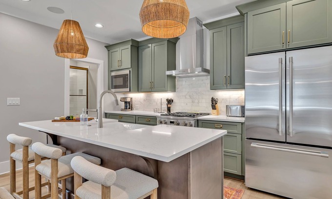 Berry Hill Cottage | Alto-private Rooftop Deck-8 Mins to Broadway