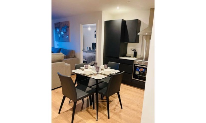 Trafford Condo | Altrincham town Centre(near) 2 bedroom apartment