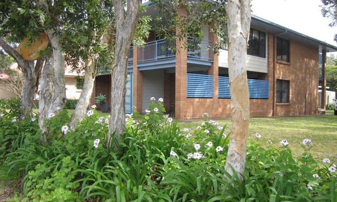 Boomerang Beach Apartment | Aluna Holidays @ Boomerang - walk across the road to Boomerang Beach (north end)