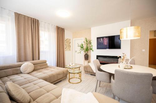 Kralova Apartment | ALURE RESIDENCES 13 & 24h self check-in, fireplace,private parking in front of the apartment building included, new building, green area with meadows and forests