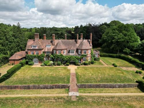 Alderbury House | Alward House by Group Retreats