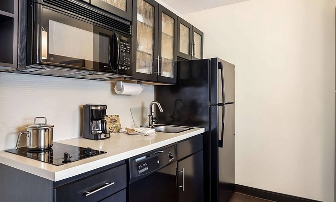 Bryant Pattengill West Hotel | Always a Great Idea To Unwind! Close to Lake Forest Golf Club, Pet-Friendly!